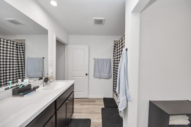 Building Photo - Like-New Legacy Park Home with Modern Style & Room to Unwind!