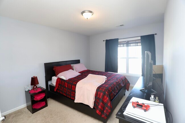 Building Photo - 1009 Providence Plantation Dr