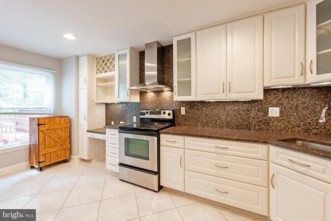 Building Photo - 215 Lynn Manor Dr