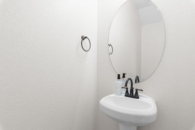 Building Photo - Dream Home Alert in Hampton!