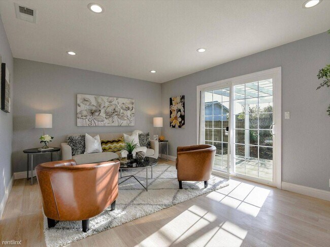 Building Photo - 4836 Serra Ave