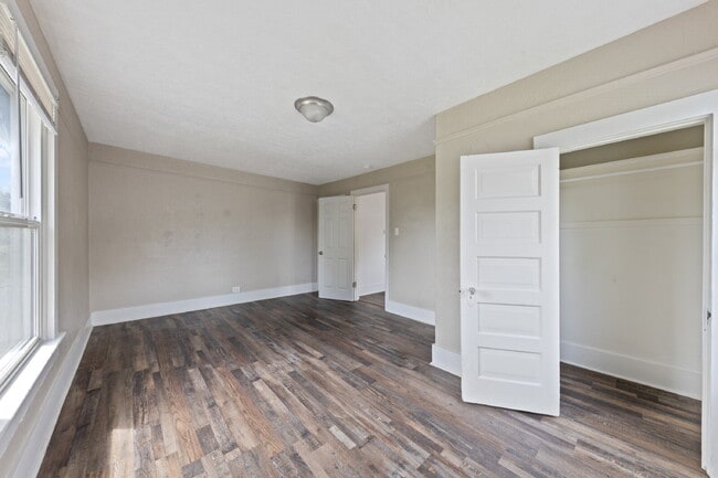 Building Photo - 2 Bedroom 2 Bathroom on College Street!