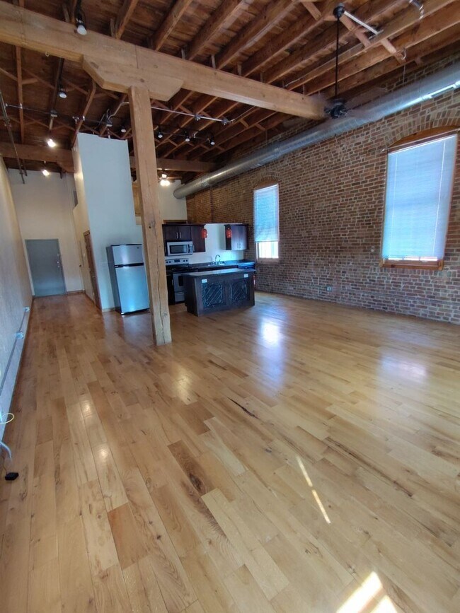 Building Photo - 601 N National Ave