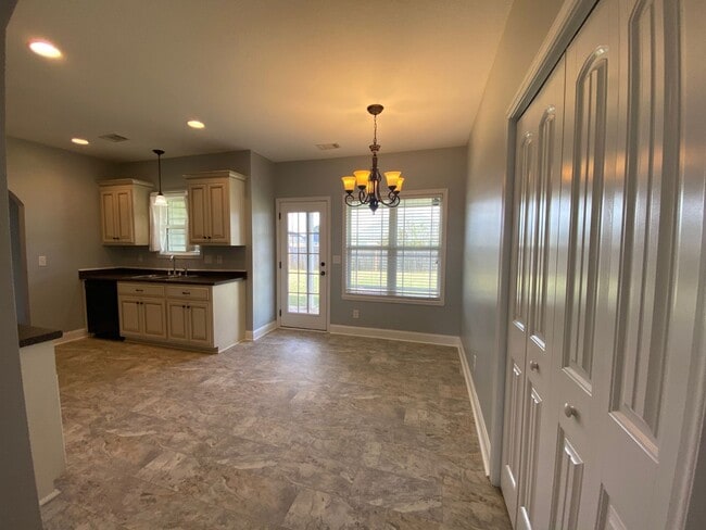 Building Photo - Adorable 3 bed/2 bath home! Great location!