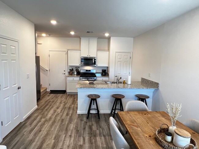 Building Photo - Furnished Rent in South Reno