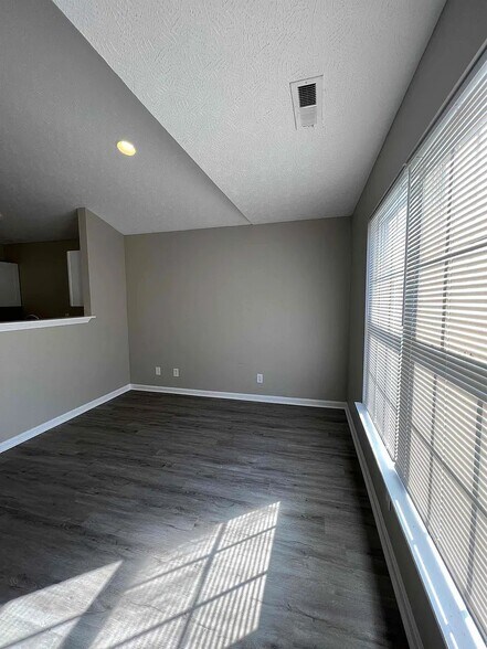 Building Photo - 2117 W Burnett Ave