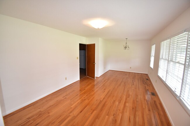 Building Photo - 4 Bedroom and 3 Bath Home- Vander