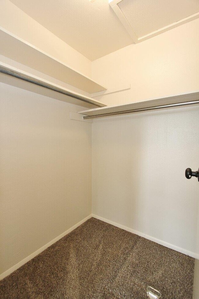 Building Photo - 816 S Wardwell Ave