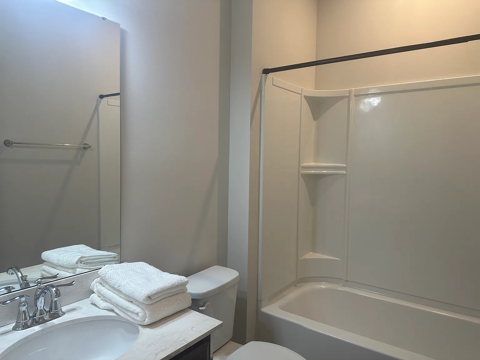 Building Photo - Room in Townhome on Poplar Leaf Way