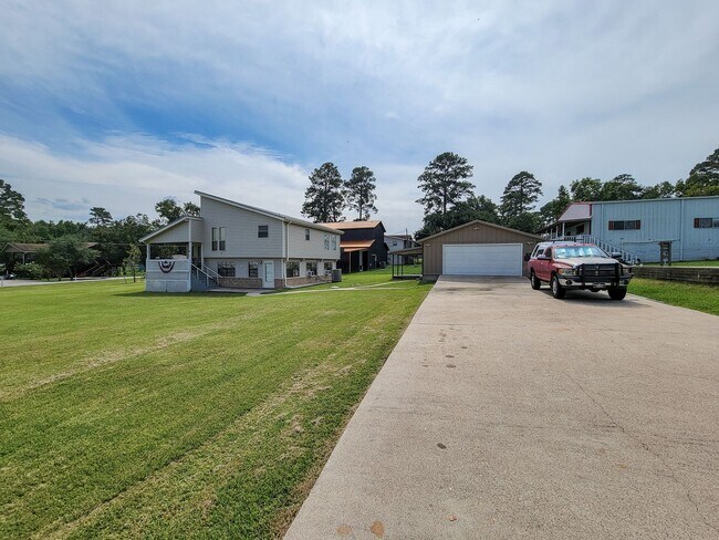 Building Photo - Extremely well maintained home. The second...