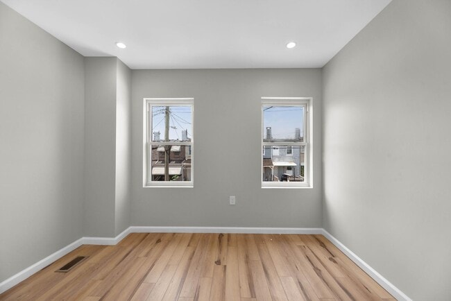 Building Photo - 146 N Ellwood Ave