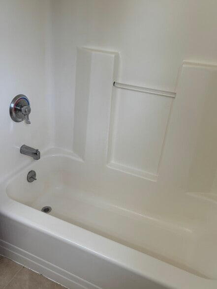 Full bathroom shower/bath - 10 Burke Dr