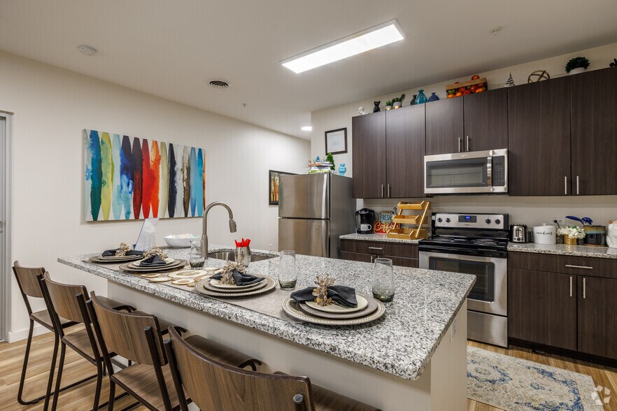4BR, 4BA - Lakeside Commons
