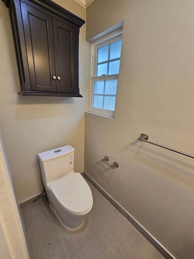 Building Photo - Fantastic 2 Bed, 2.5 Bath ADU unit in Sunn...