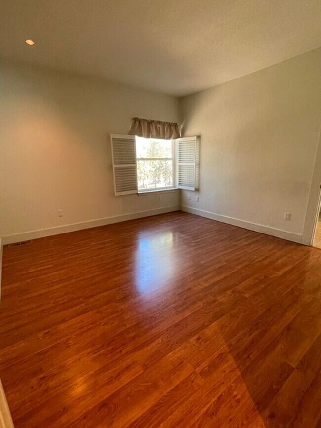 Building Photo - Large home in the Running Y
