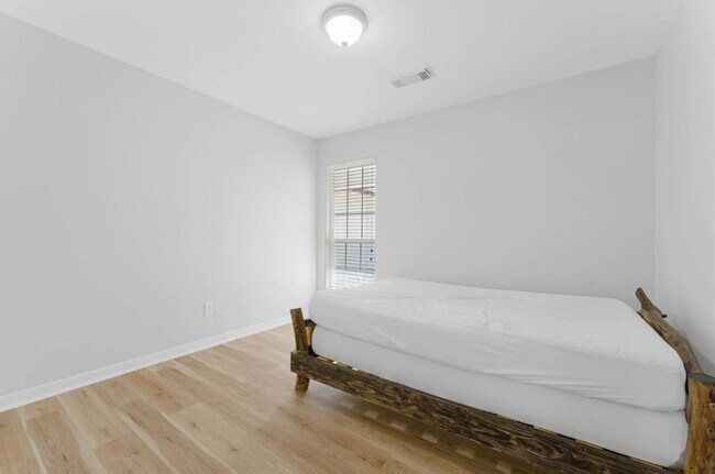 Building Photo - 325 Fuller St