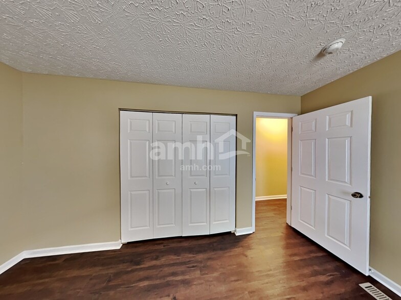 Building Photo - 372 Thompson St