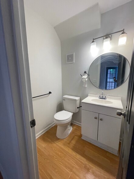 Guest bathroom - 931 Mill Stone Dr