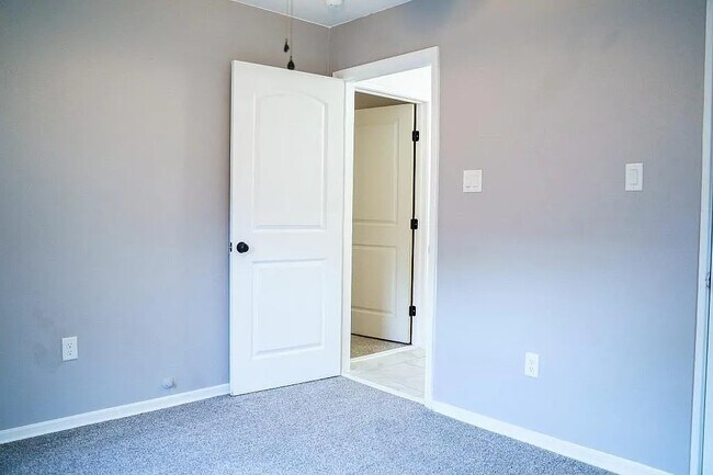 Building Photo - 5211 Myrtlewood St