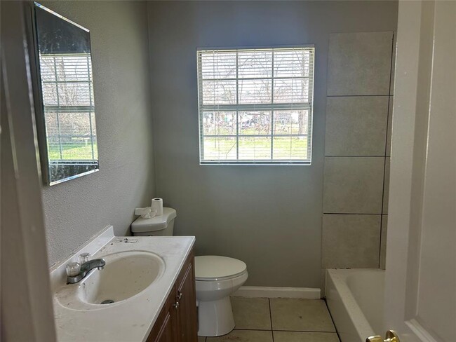 Building Photo - 8910 Strathmore Dr