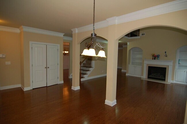 Building Photo - 2145 Manor View