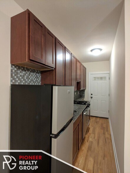 Building Photo - 951 W Cornelia Ave