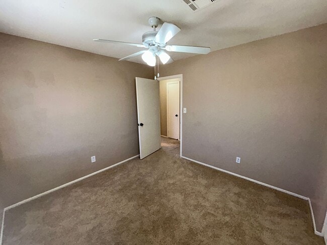 Building Photo - 521 E Kristal Way