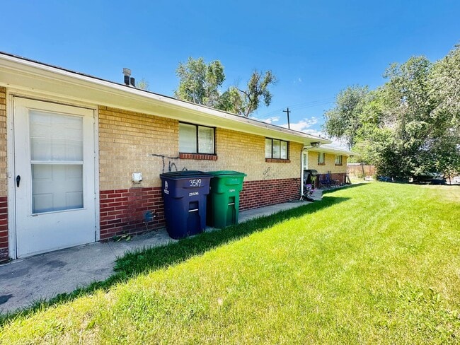 Building Photo - 3 bed 1 bath duplex near RiNo and City Par...