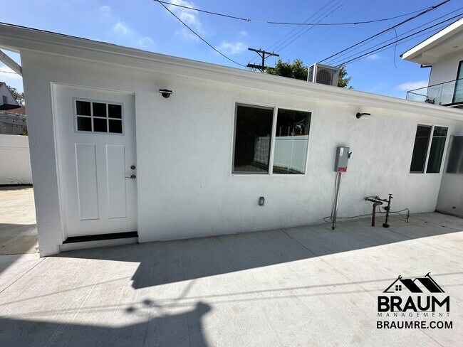 Building Photo - 1111 S Crest Dr