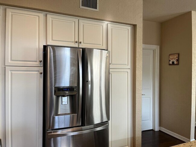 Building Photo - 3 Candle Pine Pl