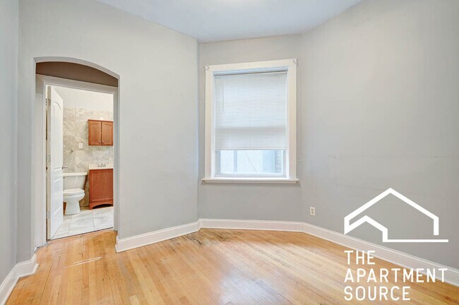 Building Photo - 907 W Belmont Ave