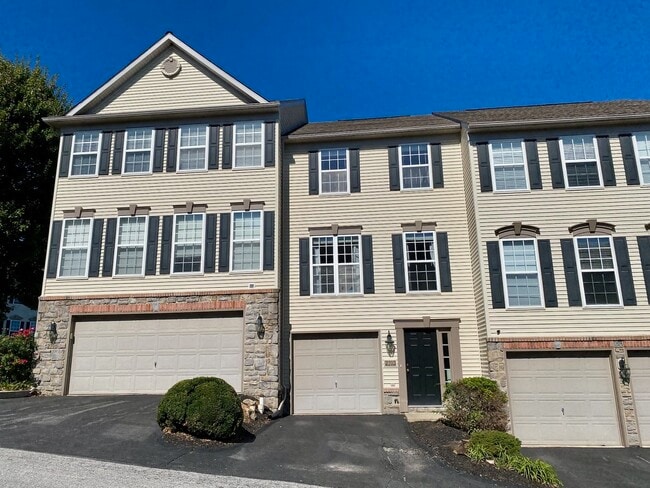 Building Photo - 2703 Equestrian Dr