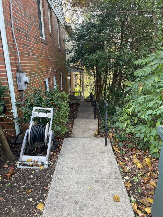 Private Entrance - 618 S Quincy St