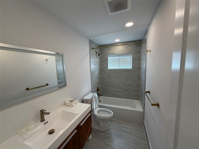 Building Photo - 2218 Round Lake Dr