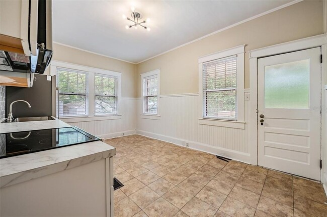 Building Photo - 1000 E Crenshaw St