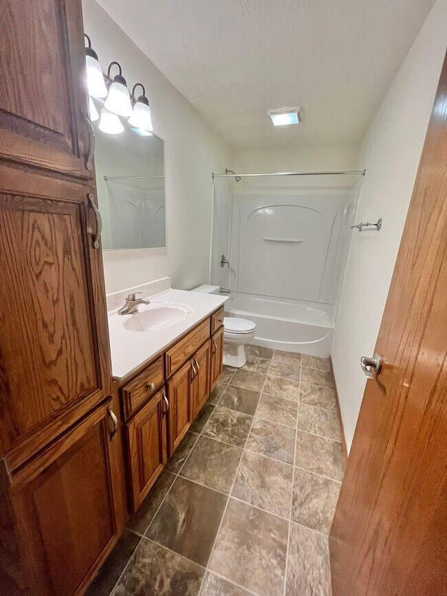 Building Photo - Spacious 4 Bed/3 Bath Twinhome in Brandon!