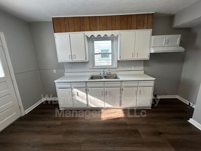 Building Photo - 939 W 22nd St