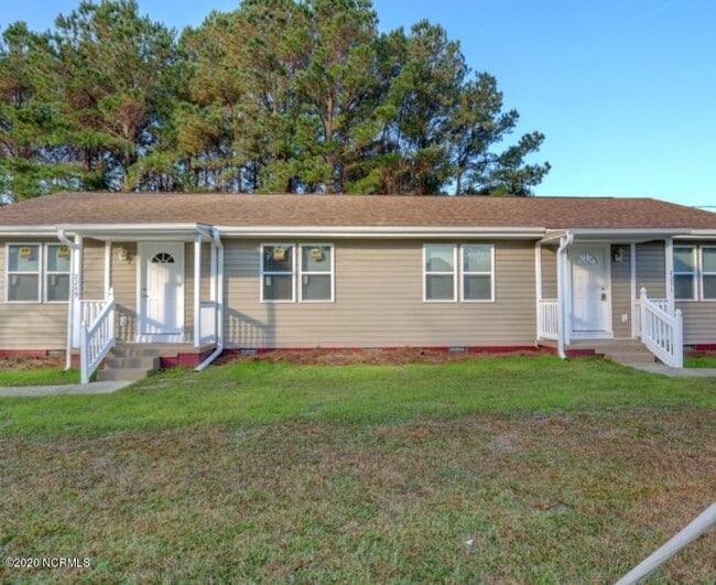 Building Photo - 2251 Onslow Dr
