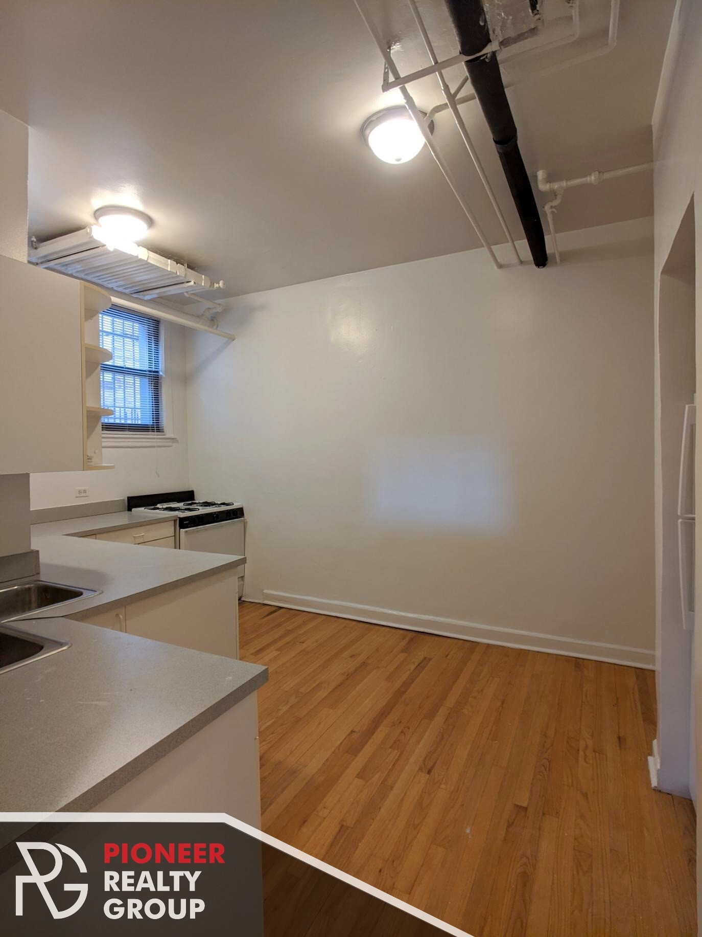 Building Photo - 820 W Waveland Ave