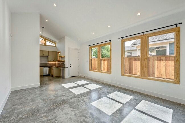 Building Photo - 907 Kern St