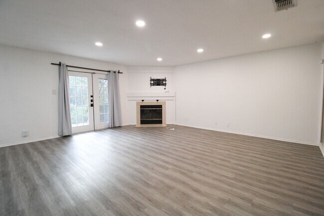 Building Photo - 14018 N Hills Village Dr