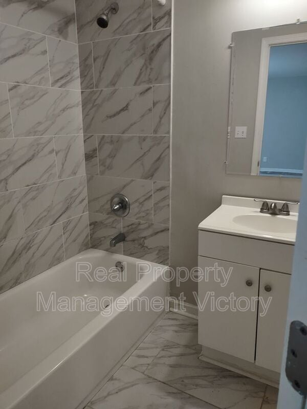 Building Photo - 1305 5th Pl NW