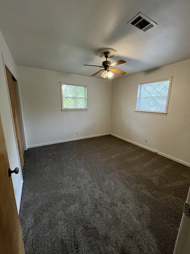 Building Photo - 2048 Oak Ave