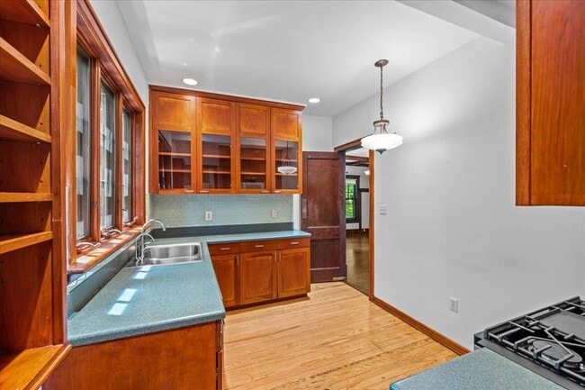 Building Photo - 18 Elm Pl