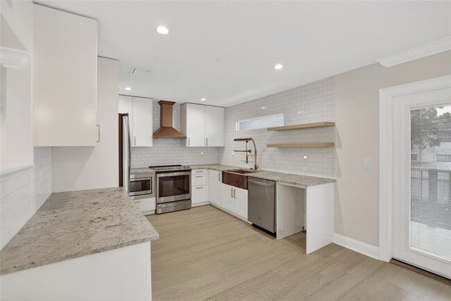 Building Photo - 162 E Davis Blvd