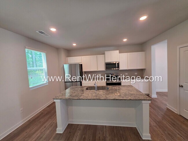 Building Photo - 8650 Paradise Dr
