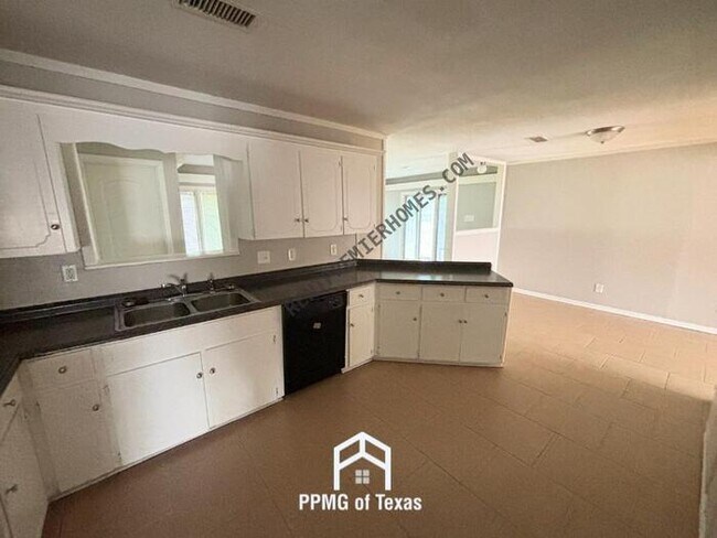 Building Photo - 1000 Lessel Dr