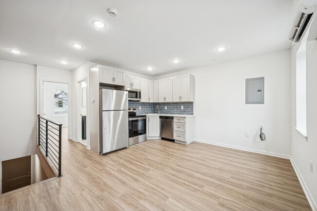 Building Photo - 2553 S Dewey St