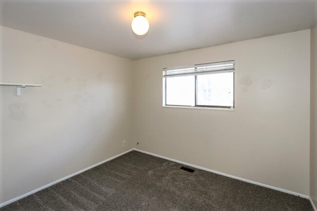 Building Photo - Duplex For Rent in Sandy!