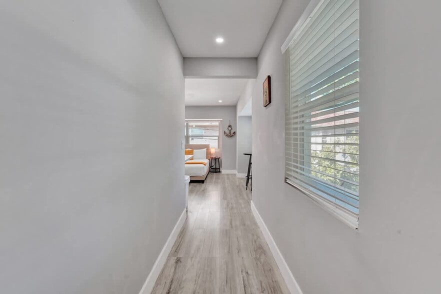 Building Photo - 906 N Riverside Dr